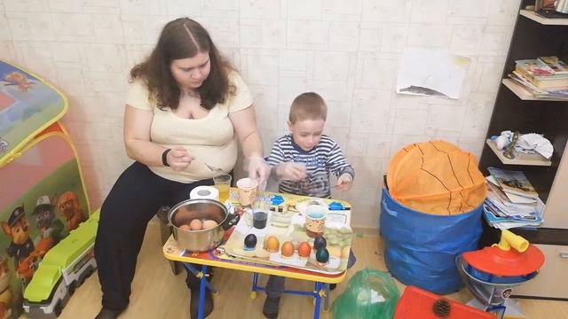 Красим яйца,готовимся к Пасхи. смотреть онлайн