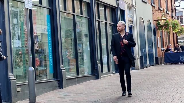 Стрит стайл | Через 2 дня в Англии начнутся дожди | Осенняя одежда 2021 | смотреть онлайн