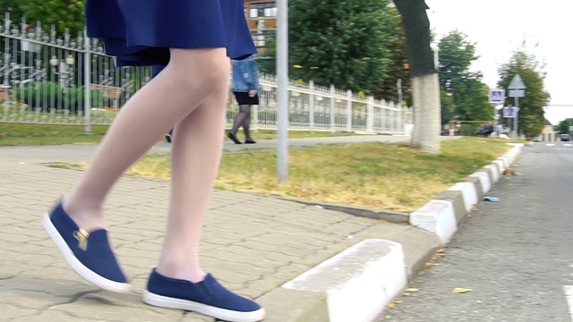 Социальная реклама «Только после пешеходного перехода, обнови ленту в контакте». смотреть онлайн