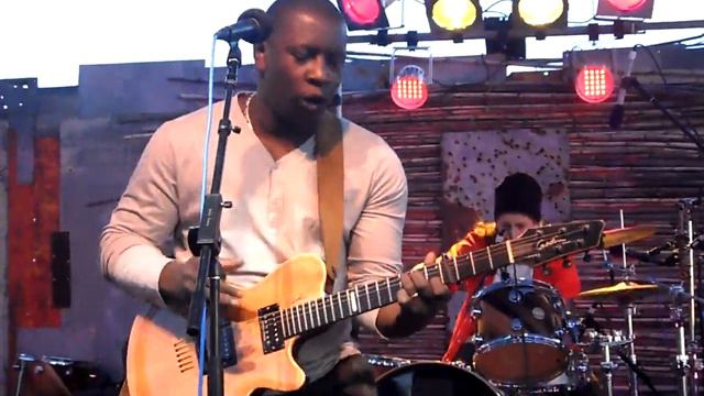Vieux Farka Toure at the Joshua Tree Music Festival 2011.MP4 смотреть онлайн