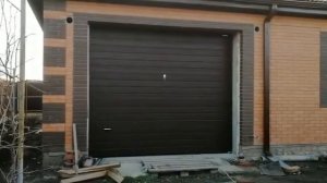 Секционные ворота DoorHan цвет 8017 (umdom123.ru)