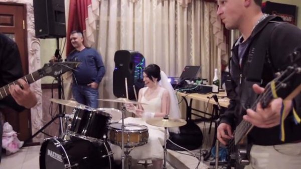 Невеста классно играет на барабанах. #барабаны #игранабарабанах #свадьба