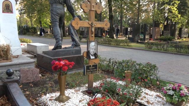 Новодевичье кладбище ⛪️ Прогулки по Москве смотреть онлайн