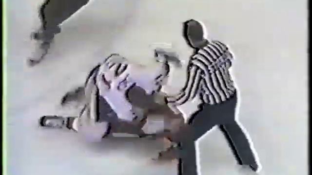 Bob Probert vs Todd Ewen Round 2 смотреть онлайн