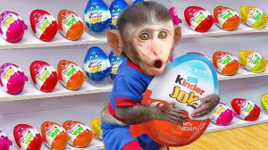 Маленькая Обезьянка Ловит Рыбу У Ручья И Ест Фрукты с Щенками В Саду