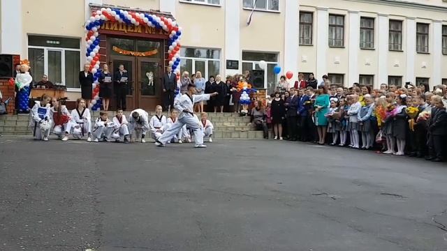 Показательные выступления спортсменов Т1 на линейке Лицея #15 1 сентября 2017 смотреть онлайн