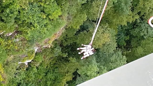 Девушки-китаянки прыгают вместе. Bungy 69 метров. смотреть онлайн