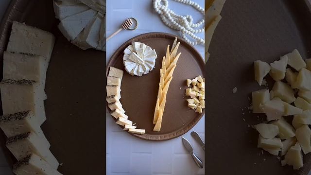 Сырно-мясная тарелка на большую компанию.