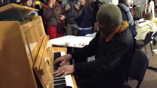 Экстремист дорвался до пианино смотреть онлайн