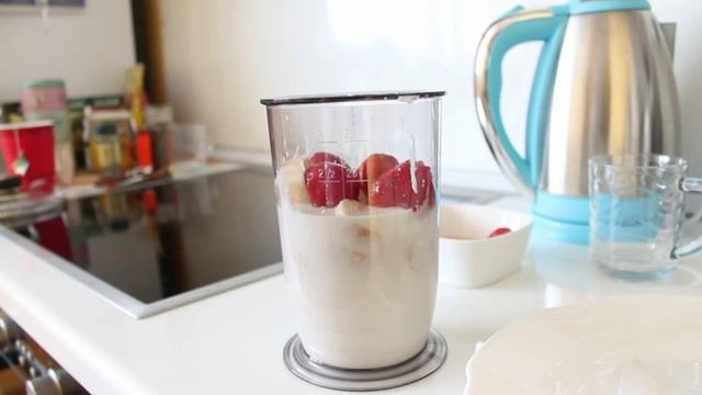 Творожно-банановый десерт с клубникой (без сахара)