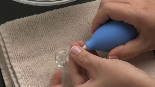 Как промыть ушной вкладыш и чистить заушный слуховой аппарат смотреть онлайн