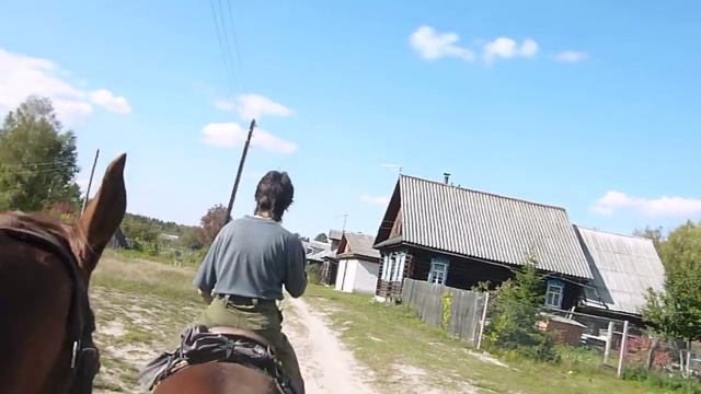 Шагом на лошади по деревне смотреть онлайн