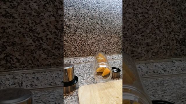 Заваривание чабреца, апельсина и мелиссы в термобутылке. Полезный чай. смотреть онлайн