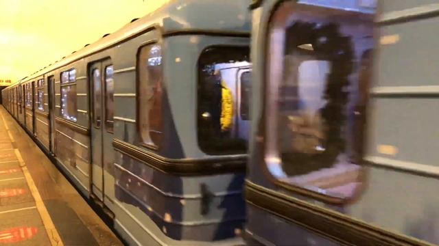 Ёж3 и ЕМ-508Т Новогодний поезд На станции Таганская смотреть онлайн