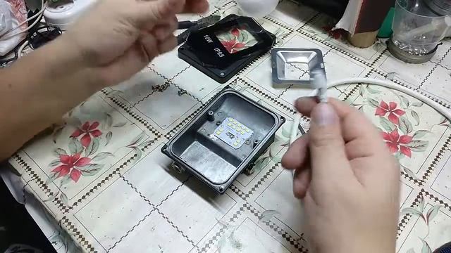 Ремонт светодиодного прожектора на 10 Вт. Как так, сгорел? смотреть онлайн