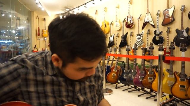 Gibson 2015 - Les Paul Less Plus (a closer look) смотреть онлайн