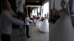 Зажигательный танец отца и дочери на свадьбе