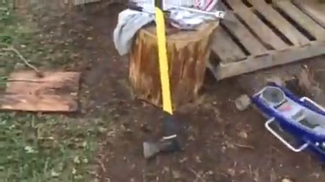 Разбор автомобиля Ford с помощью топора смотреть онлайн