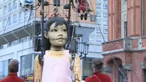 Гигантская марионетка!!! Размером с 2-х этажный дом. смотреть онлайн