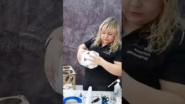 Шляпная коробка с разнокалиберными шарами смотреть онлайн