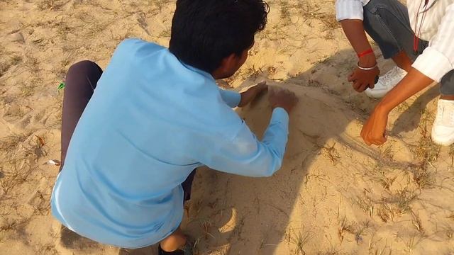 रेती में सुतली बॉम्ब को फोड़ा फिर जो हुआ смотреть онлайн
