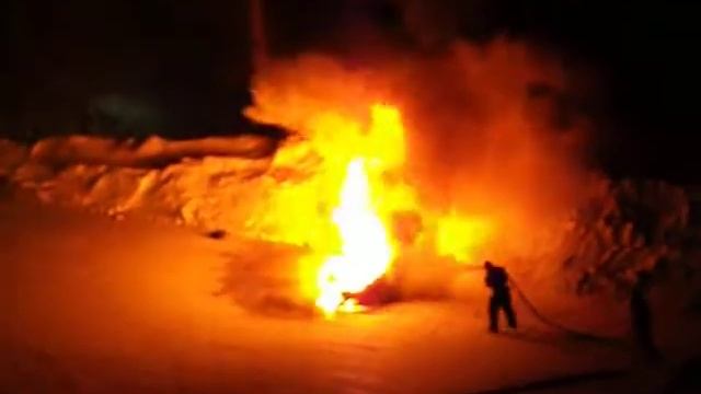 31.01.2019 На парковке возле НГУ горит авто смотреть онлайн