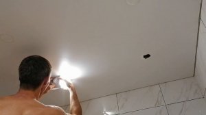 Монтаж точечных светильников в натяжном потолке.mp4