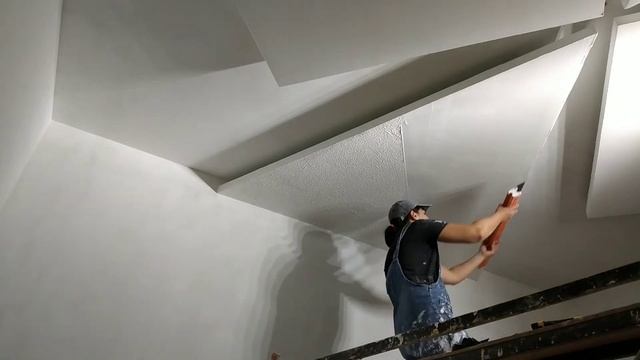 Шпаклевка потолка с помощью валика