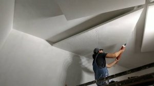 Шпаклевка потолка с помощью валика