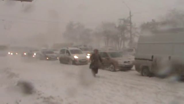 Одессу засыпало снегом!!! Транспорт стоит, пробки 10 баллов! смотреть онлайн