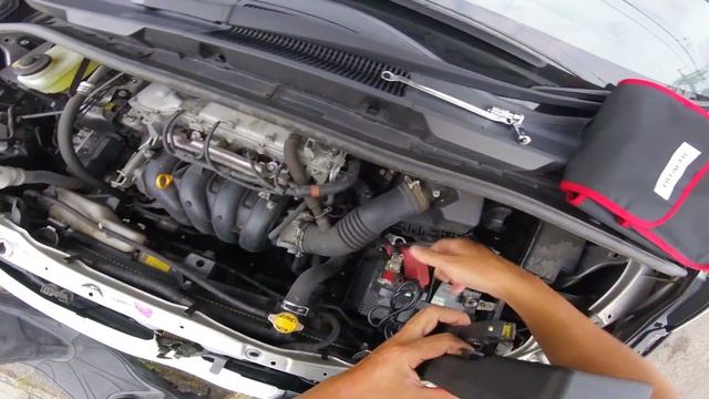 トヨタ ヴォクシーのバッテリーを点検してみた /TOYOTA VOXY ''How to Check My Car Battery'' ZRR70G /D.I.Y. Challenge смотреть онлайн