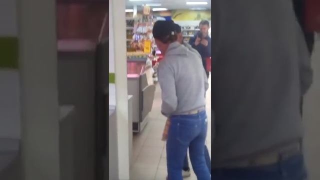 Чувак розговаривает с зеркалом смотреть онлайн
