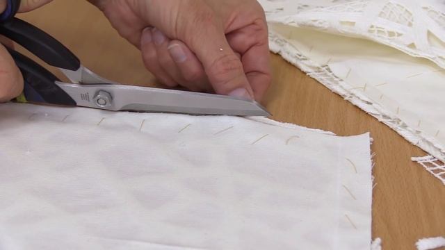 Пошив белого кружевного пальто. Принцип работы, сметывание. Часть 1 смотреть онлайн