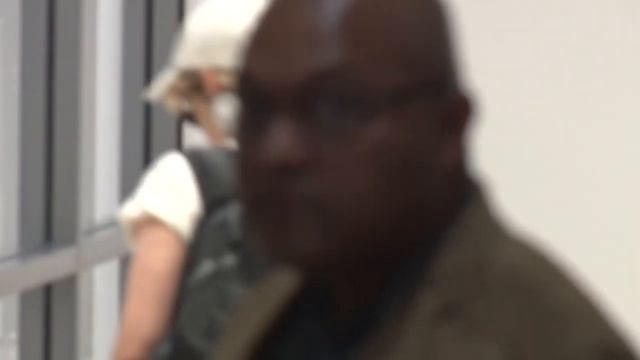 #KristenStewart Goes Comfy Casual Before Jetting Out Of LAX смотреть онлайн