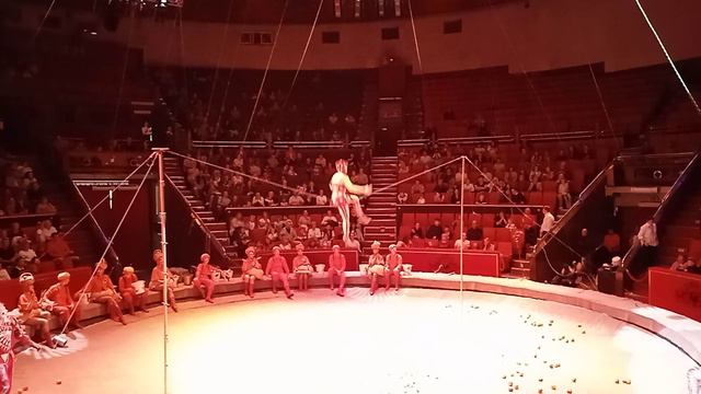 СЕЛА НА ШПАГАТ НА КАНАТЕ))))