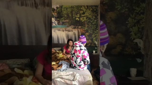 БЕЗУМНЫЙ ПАША. ИРИШКА ЧИКИ ПИКИ СПРАШУЕТ НАДЮХУ ЧЕ ОНА БУХАЕТ. смотреть онлайн