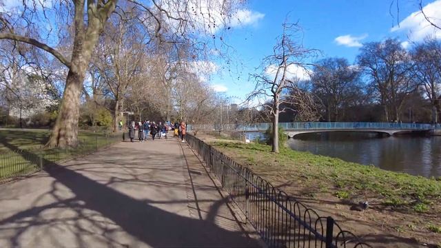 Walking around Buckingham Palace, Victoria Memorial, St James's Park, London Walking Tour 4K смотреть онлайн