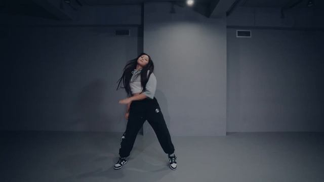 Ariana Grande - Santa Tell Me l LINY choreography смотреть онлайн