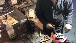 КАК ПРОКАЧАТЬ ГИДРАВЛИЧЕСКИЙ ДОМКРАТ БУТЫЛОЧНОГО ТИПА !!!