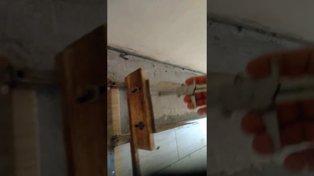Кладём плитку на неровную стяжку смотреть онлайн