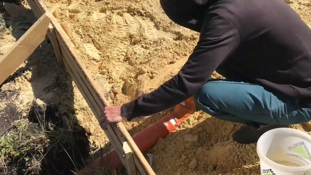 Самоизолируемся на участок. Второй день раскидываем песок для фундамента. VLOG от 29.04.20 смотреть онлайн