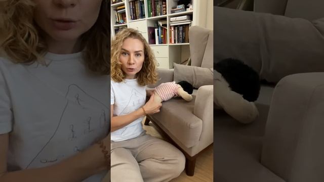 Как научить малыша спускаться с дивана? смотреть онлайн