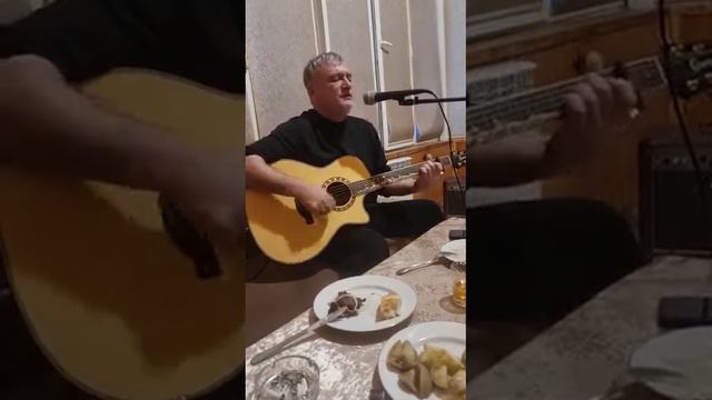 Рамзан Ахмадов 👍/"Вот иду я по Горьковской улице"/Под гитару 👍 сл и муз А.Бакуев смотреть онлайн