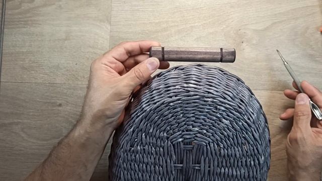 Как сделать ручки для корзинки DIY / Как крепить деревянные ручки к изделиям из газетных трубочек! смотреть онлайн