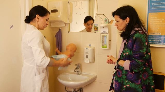 Как правильно подмывать новорождённых девочек и мальчиков. ЭТО ПРОСТО! Даже в маленькой раковине. смотреть онлайн