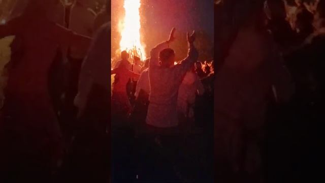 Купала 2022 от "Мира Гуслей". Купалец и общий хоровод. Горящее колесо с горы в реку уже пущено смотреть онлайн