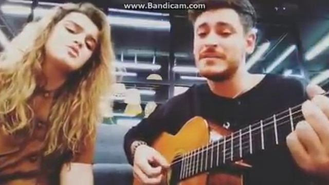 Amaia canta con Cepeda un trozo de una cancion que Cepeda ha compuesto. смотреть онлайн