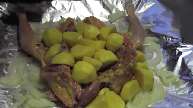 готовим маринованную курицу в фольге с картофелем и луком часть 1