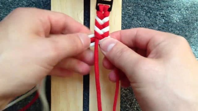 Tutorial on how to add colors to Fishtail Braid paracord bracelet смотреть онлайн