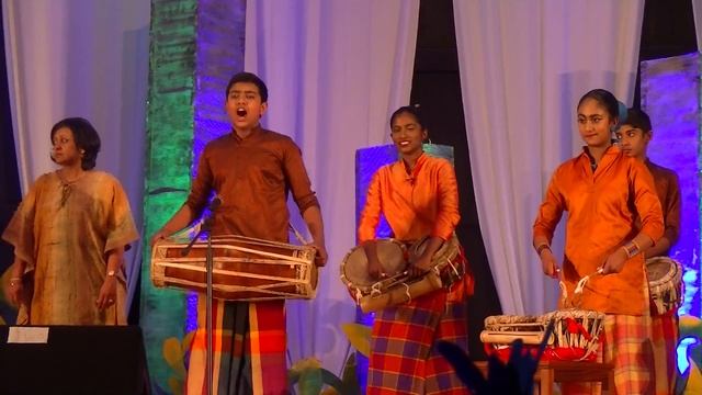 Sri Lankan Drumming & "Jana Gayana" blend with traditional Maori dance. смотреть онлайн